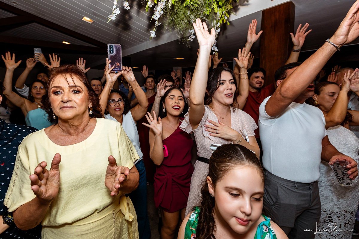 fotografia de Aniversario adulto, festa de 60 anos de Marcelo no Iate Clube em Natal, no fim de tarde com por do sol e a banda de Thiago Novaes, homenagem e muito carinho de familiares e amigos. 
