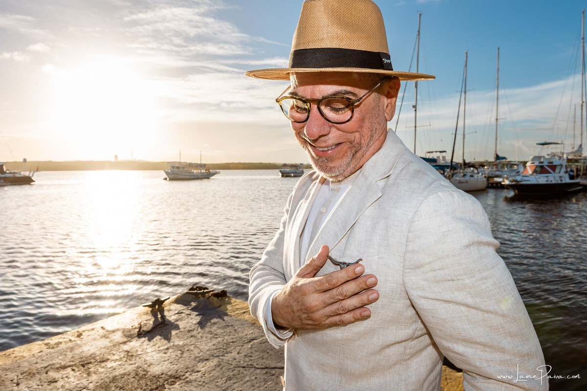 fotografia de Aniversario adulto, festa de 60 anos de Marcelo no Iate Clube em Natal, no fim de tarde com por do sol e a banda de Thiago Novaes, homenagem e muito carinho de familiares e amigos. 