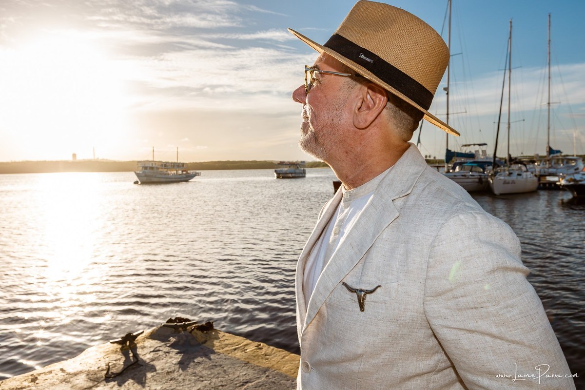 fotografia de Aniversario adulto, festa de 60 anos de Marcelo no Iate Clube em Natal, no fim de tarde com por do sol e a banda de Thiago Novaes, homenagem e muito carinho de familiares e amigos. 