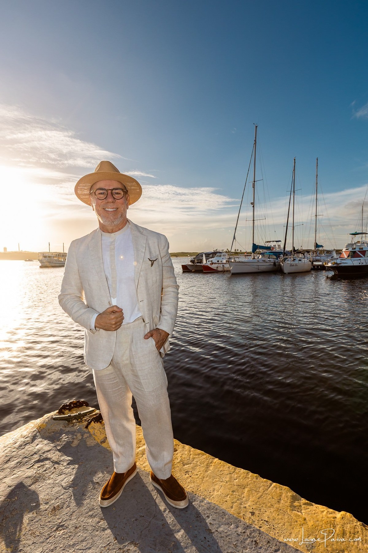 fotografia de Aniversario adulto, festa de 60 anos de Marcelo no Iate Clube em Natal, no fim de tarde com por do sol e a banda de Thiago Novaes, homenagem e muito carinho de familiares e amigos. 