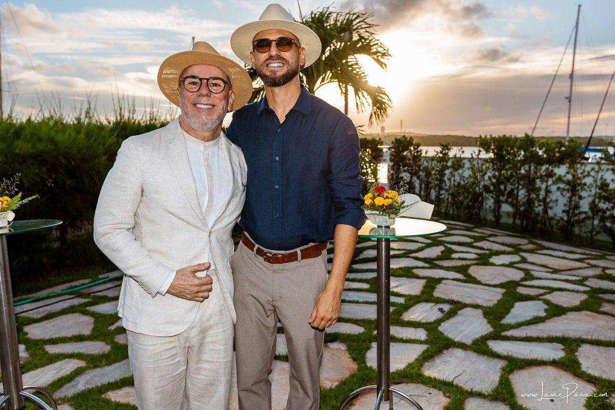 fotografia de Aniversario adulto, festa de 60 anos de Marcelo no Iate Clube em Natal, no fim de tarde com por do sol e a banda de Thiago Novaes, homenagem e muito carinho de familiares e amigos. 