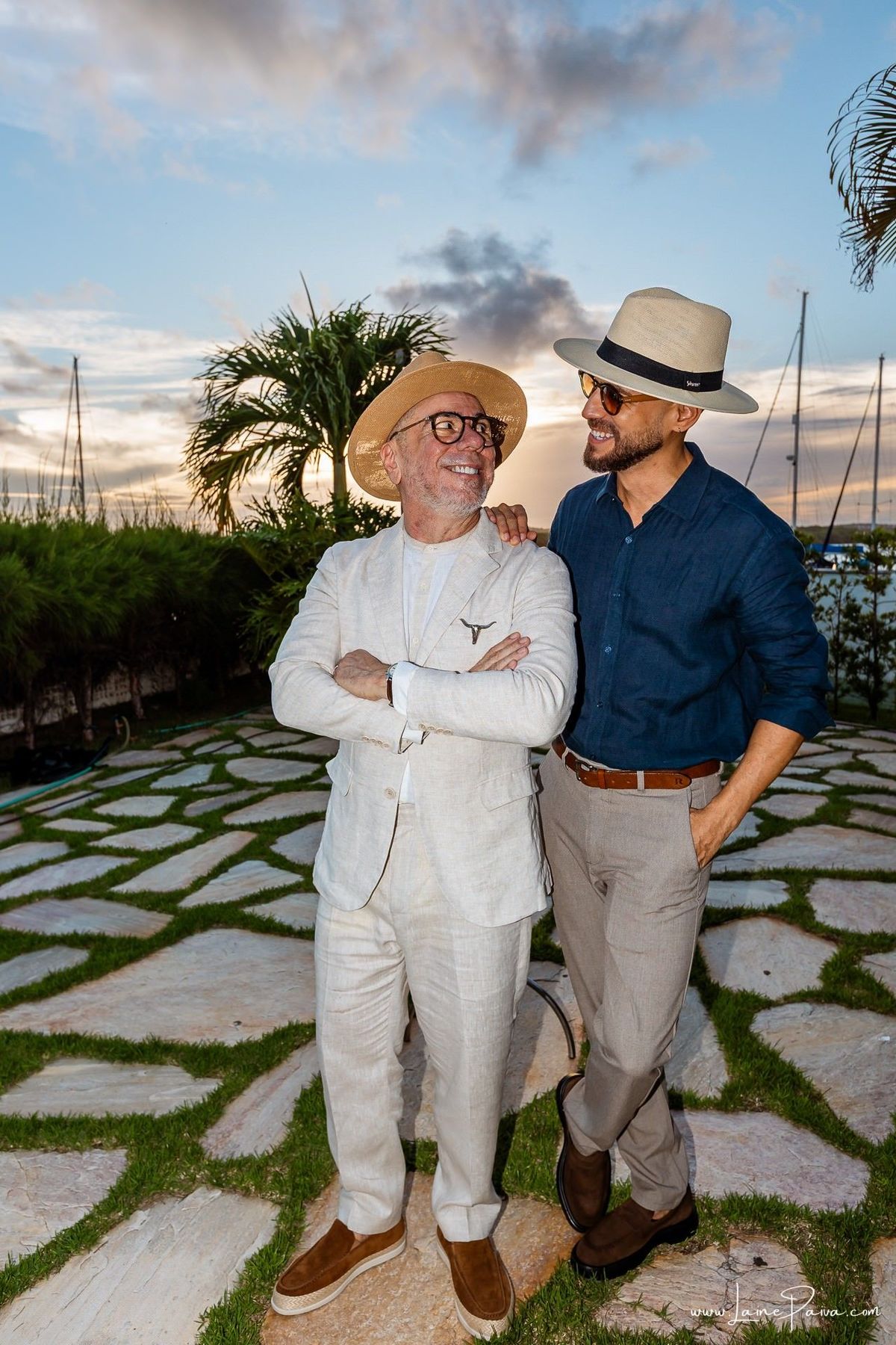 fotografia de Aniversario adulto, festa de 60 anos de Marcelo no Iate Clube em Natal, no fim de tarde com por do sol e a banda de Thiago Novaes, homenagem e muito carinho de familiares e amigos. 