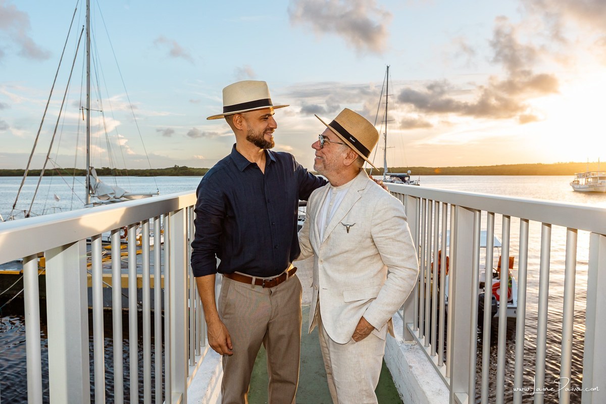 fotografia de Aniversario adulto, festa de 60 anos de Marcelo no Iate Clube em Natal, no fim de tarde com por do sol e a banda de Thiago Novaes, homenagem e muito carinho de familiares e amigos. 