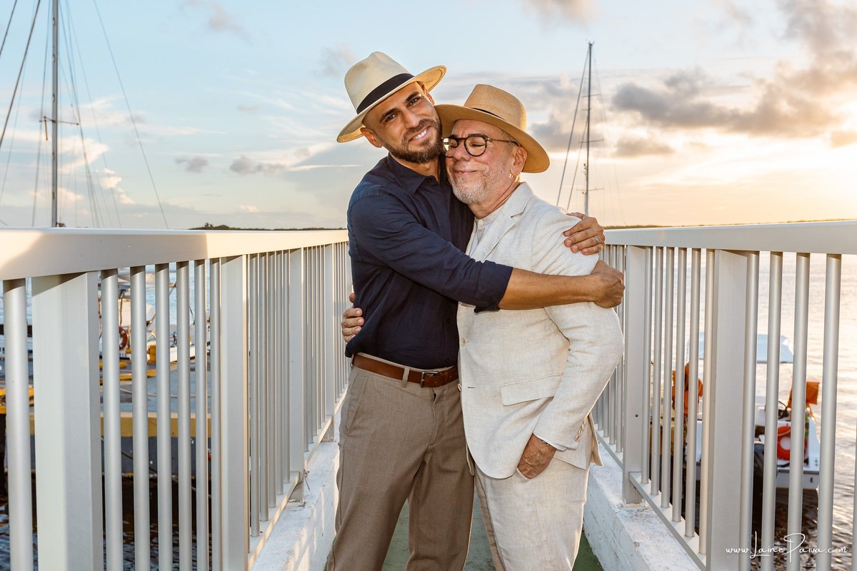 fotografia de Aniversario adulto, festa de 60 anos de Marcelo no Iate Clube em Natal, no fim de tarde com por do sol e a banda de Thiago Novaes, homenagem e muito carinho de familiares e amigos. 