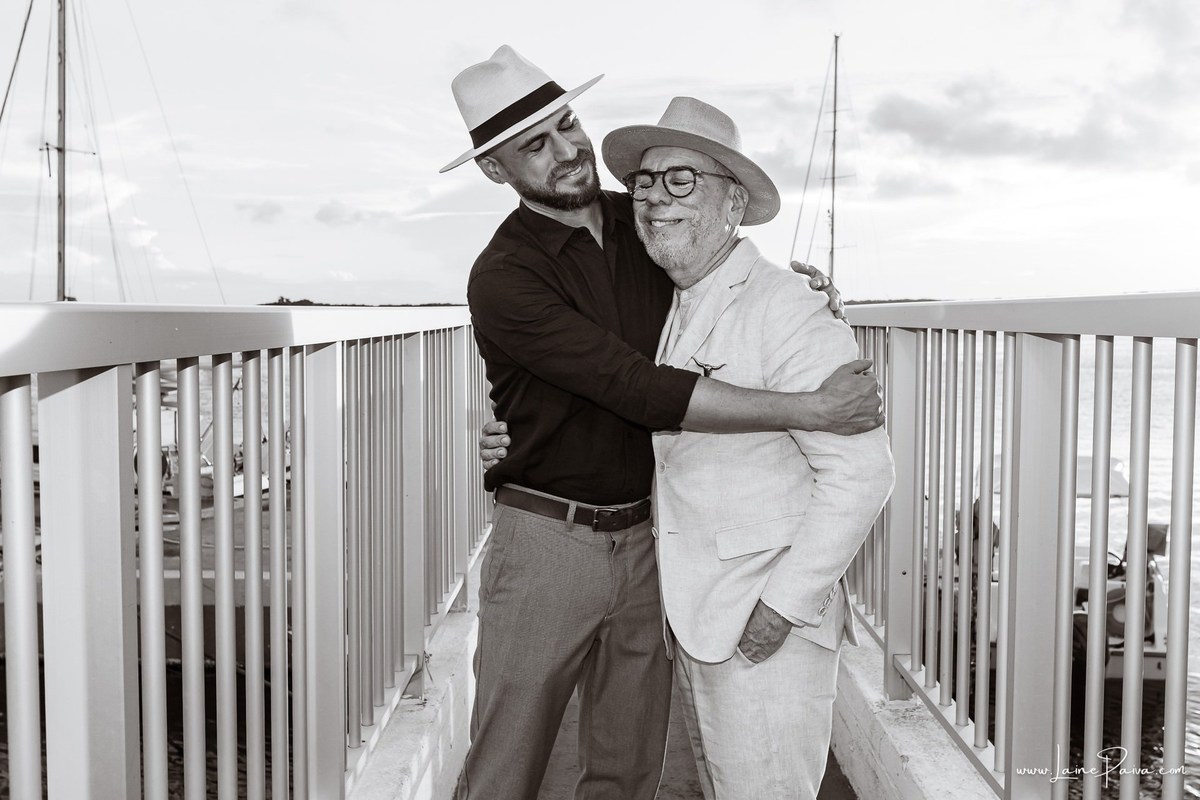 fotografia de Aniversario adulto, festa de 60 anos de Marcelo no Iate Clube em Natal, no fim de tarde com por do sol e a banda de Thiago Novaes, homenagem e muito carinho de familiares e amigos. 