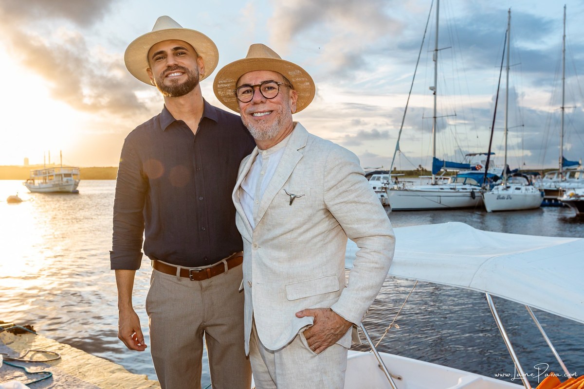 fotografia de Aniversario adulto, festa de 60 anos de Marcelo no Iate Clube em Natal, no fim de tarde com por do sol e a banda de Thiago Novaes, homenagem e muito carinho de familiares e amigos. 