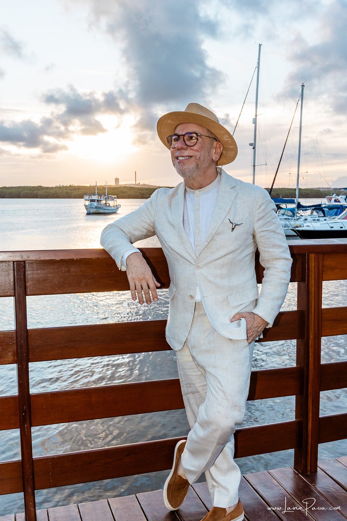fotografia de Aniversario adulto, festa de 60 anos de Marcelo no Iate Clube em Natal, no fim de tarde com por do sol e a banda de Thiago Novaes, homenagem e muito carinho de familiares e amigos. 