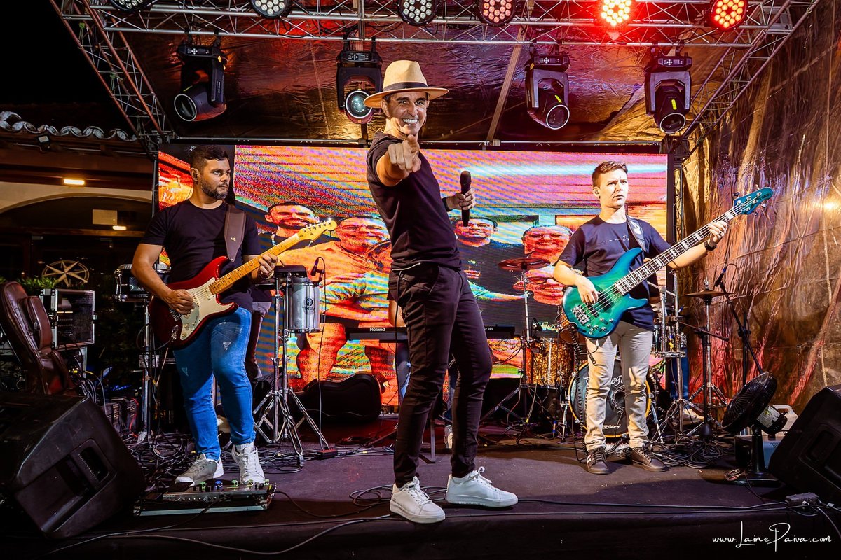 fotografia de Aniversario adulto, festa de 60 anos de Marcelo no Iate Clube em Natal, no fim de tarde com por do sol e a banda de Thiago Novaes, homenagem e muito carinho de familiares e amigos. 