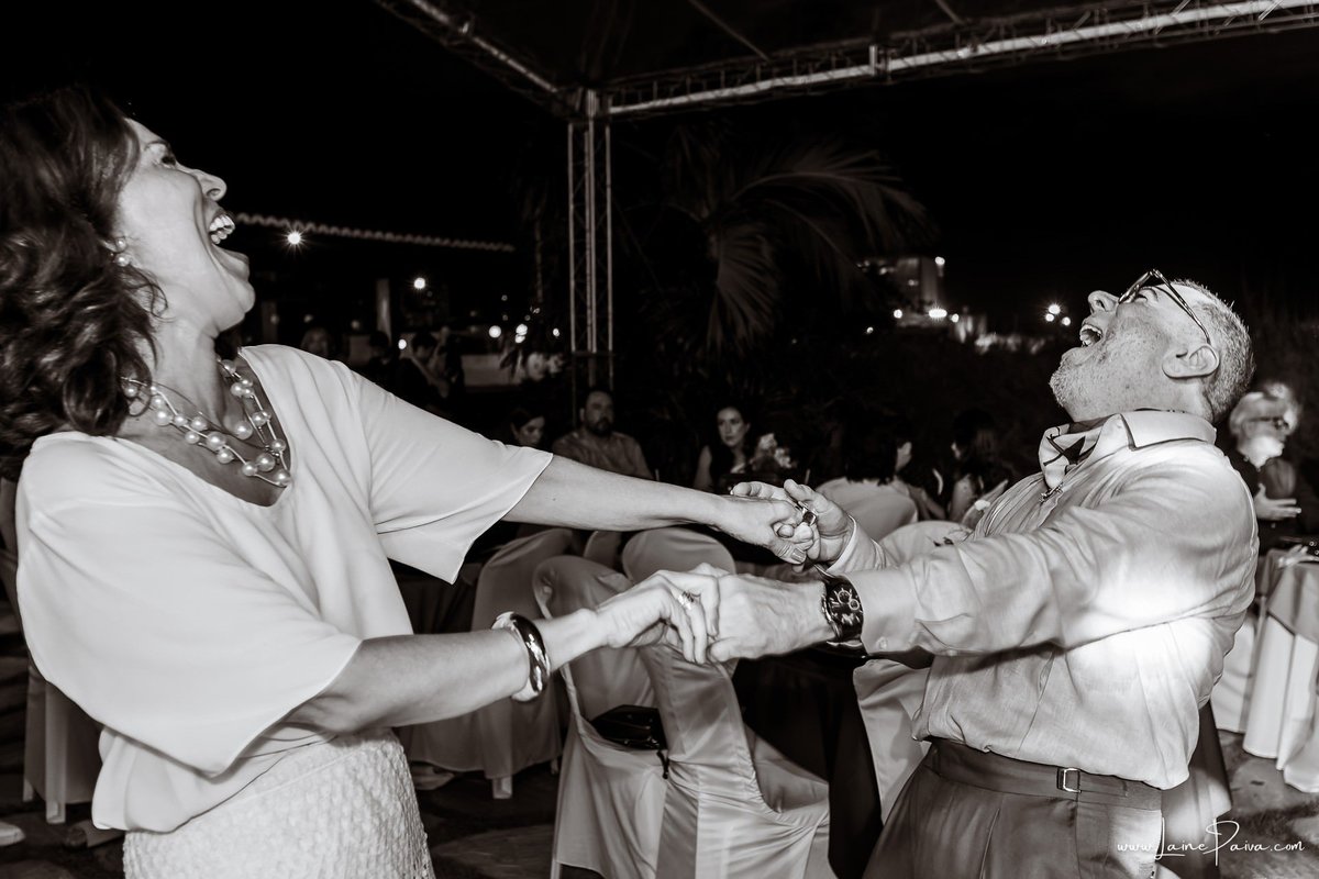 fotografia de Aniversario adulto, festa de 60 anos de Marcelo no Iate Clube em Natal, no fim de tarde com por do sol e a banda de Thiago Novaes, homenagem e muito carinho de familiares e amigos. 