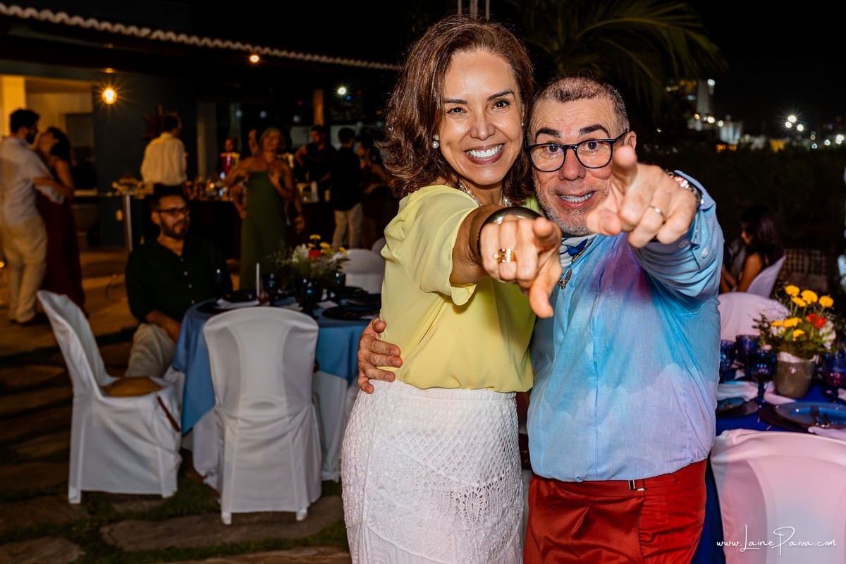 fotografia de Aniversario adulto, festa de 60 anos de Marcelo no Iate Clube em Natal, no fim de tarde com por do sol e a banda de Thiago Novaes, homenagem e muito carinho de familiares e amigos. 
