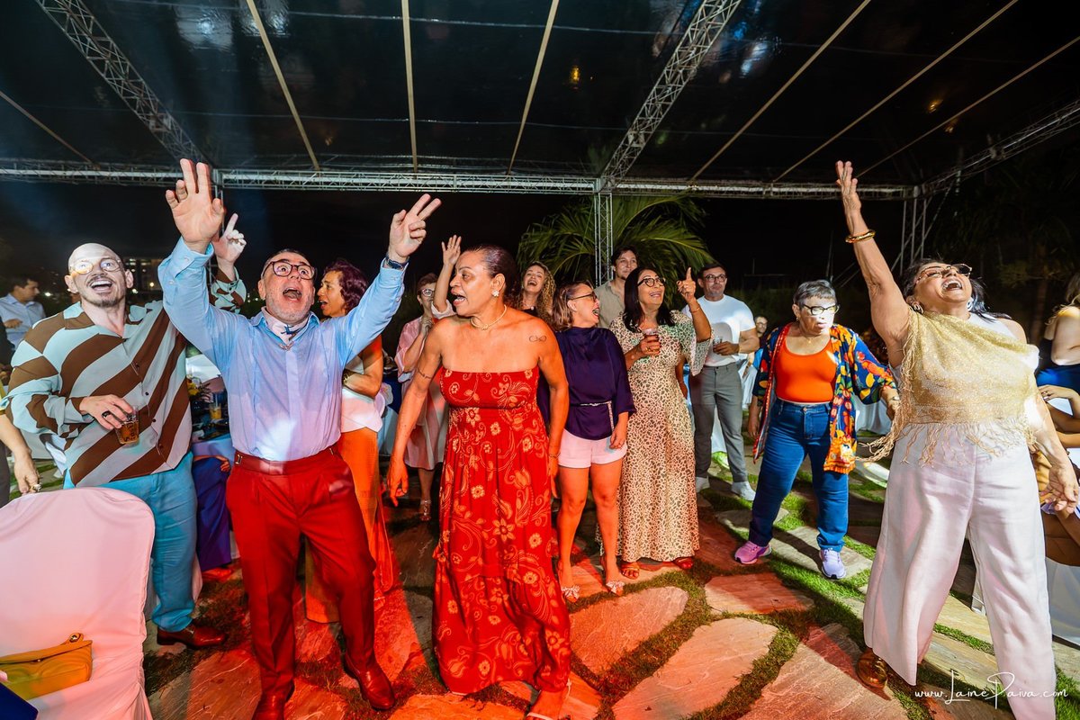fotografia de Aniversario adulto, festa de 60 anos de Marcelo no Iate Clube em Natal, no fim de tarde com por do sol e a banda de Thiago Novaes, homenagem e muito carinho de familiares e amigos. 