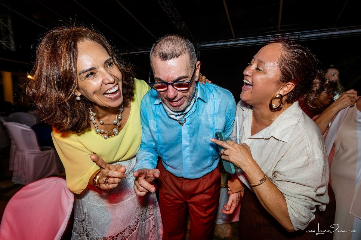 fotografia de Aniversario adulto, festa de 60 anos de Marcelo no Iate Clube em Natal, no fim de tarde com por do sol e a banda de Thiago Novaes, homenagem e muito carinho de familiares e amigos. 