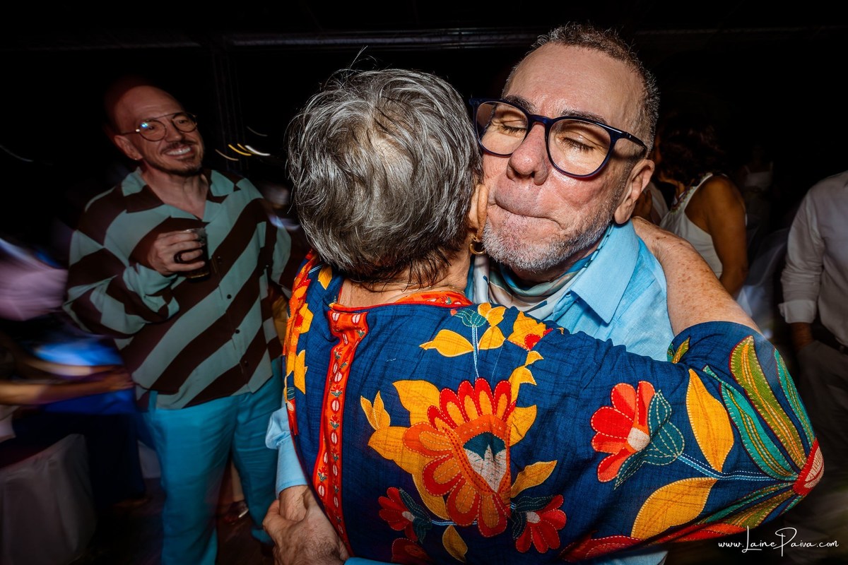 fotografia de Aniversario adulto, festa de 60 anos de Marcelo no Iate Clube em Natal, no fim de tarde com por do sol e a banda de Thiago Novaes, homenagem e muito carinho de familiares e amigos. 