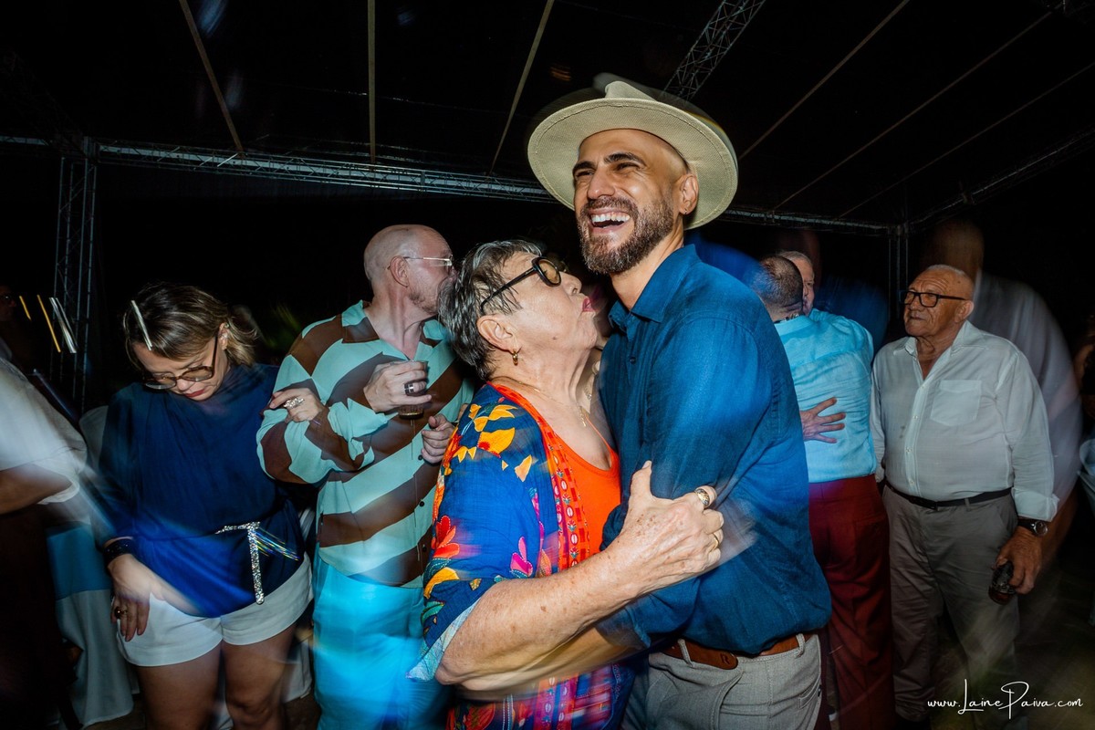 fotografia de Aniversario adulto, festa de 60 anos de Marcelo no Iate Clube em Natal, no fim de tarde com por do sol e a banda de Thiago Novaes, homenagem e muito carinho de familiares e amigos. 