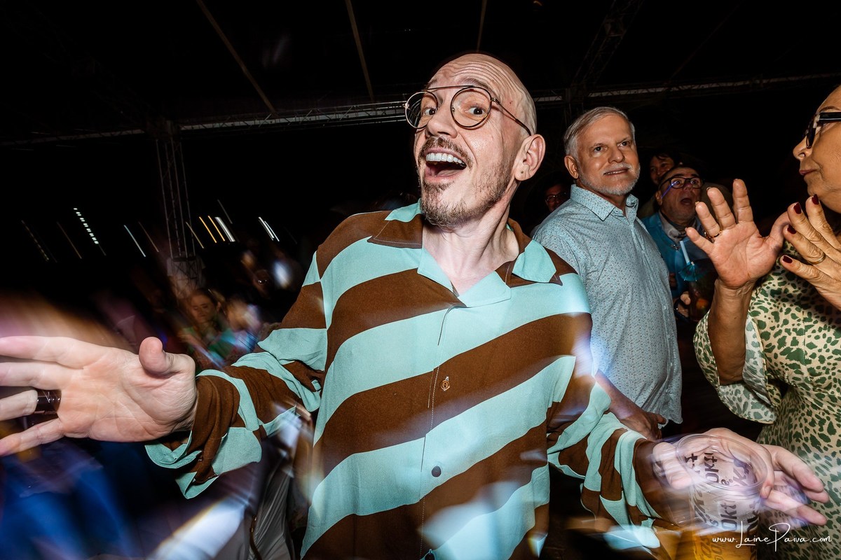 fotografia de Aniversario adulto, festa de 60 anos de Marcelo no Iate Clube em Natal, no fim de tarde com por do sol e a banda de Thiago Novaes, homenagem e muito carinho de familiares e amigos. 