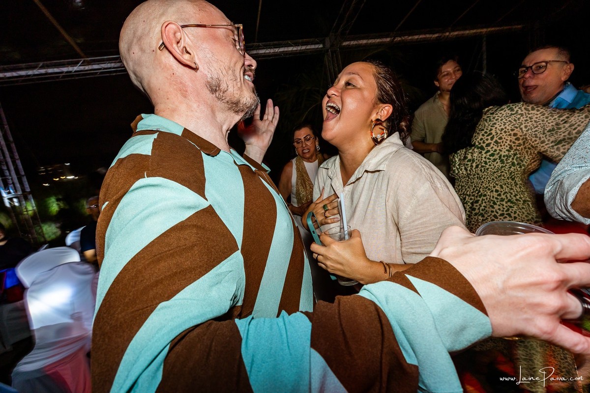 fotografia de Aniversario adulto, festa de 60 anos de Marcelo no Iate Clube em Natal, no fim de tarde com por do sol e a banda de Thiago Novaes, homenagem e muito carinho de familiares e amigos. 