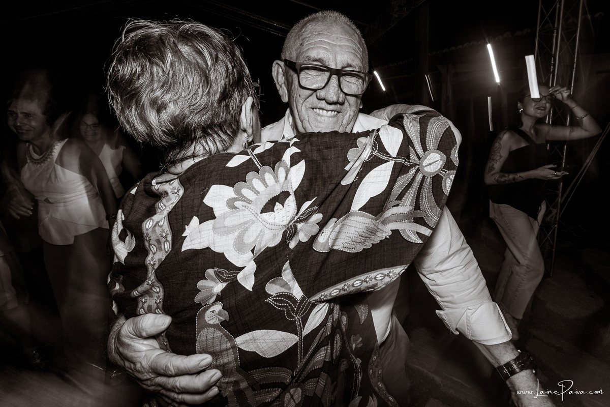 fotografia de Aniversario adulto, festa de 60 anos de Marcelo no Iate Clube em Natal, no fim de tarde com por do sol e a banda de Thiago Novaes, homenagem e muito carinho de familiares e amigos. 