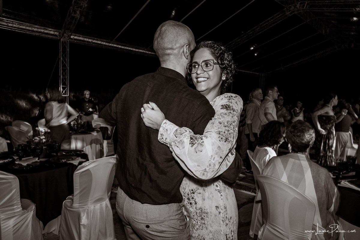 fotografia de Aniversario adulto, festa de 60 anos de Marcelo no Iate Clube em Natal, no fim de tarde com por do sol e a banda de Thiago Novaes, homenagem e muito carinho de familiares e amigos. 