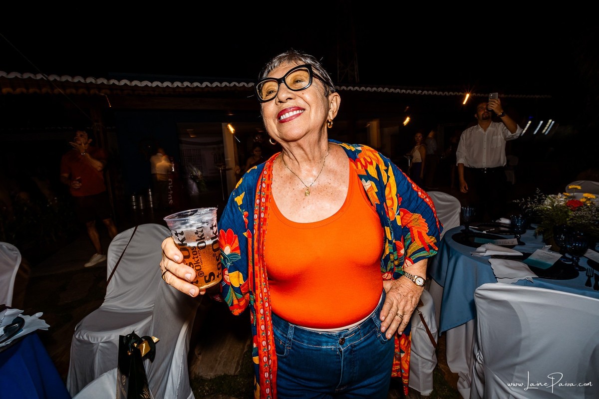 fotografia de Aniversario adulto, festa de 60 anos de Marcelo no Iate Clube em Natal, no fim de tarde com por do sol e a banda de Thiago Novaes, homenagem e muito carinho de familiares e amigos. 