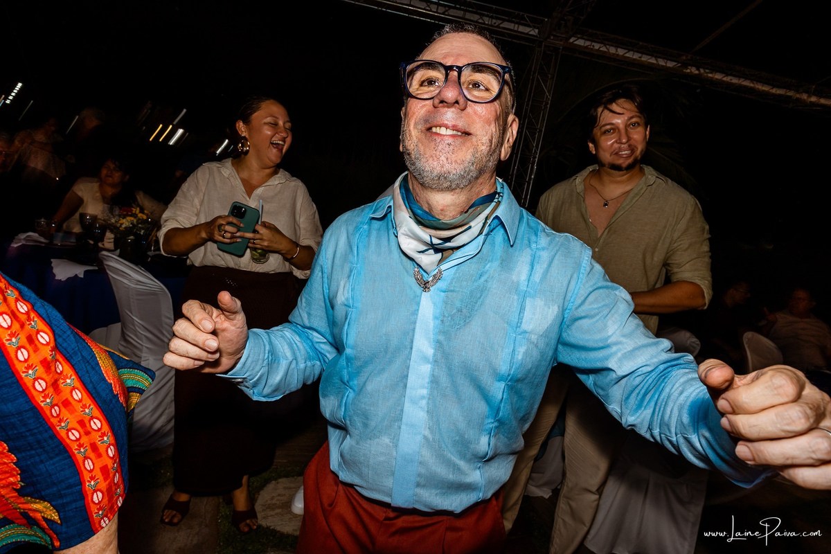 fotografia de Aniversario adulto, festa de 60 anos de Marcelo no Iate Clube em Natal, no fim de tarde com por do sol e a banda de Thiago Novaes, homenagem e muito carinho de familiares e amigos. 