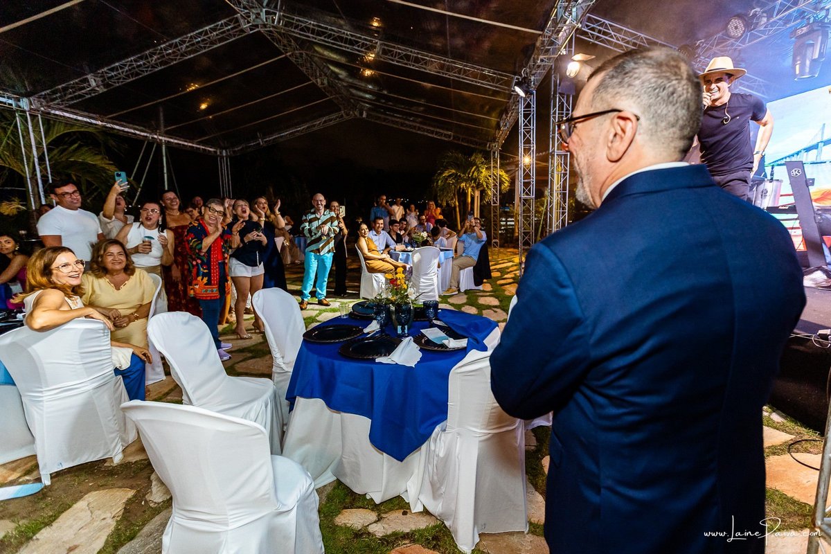 fotografia de Aniversario adulto, festa de 60 anos de Marcelo no Iate Clube em Natal, no fim de tarde com por do sol e a banda de Thiago Novaes, homenagem e muito carinho de familiares e amigos. 
