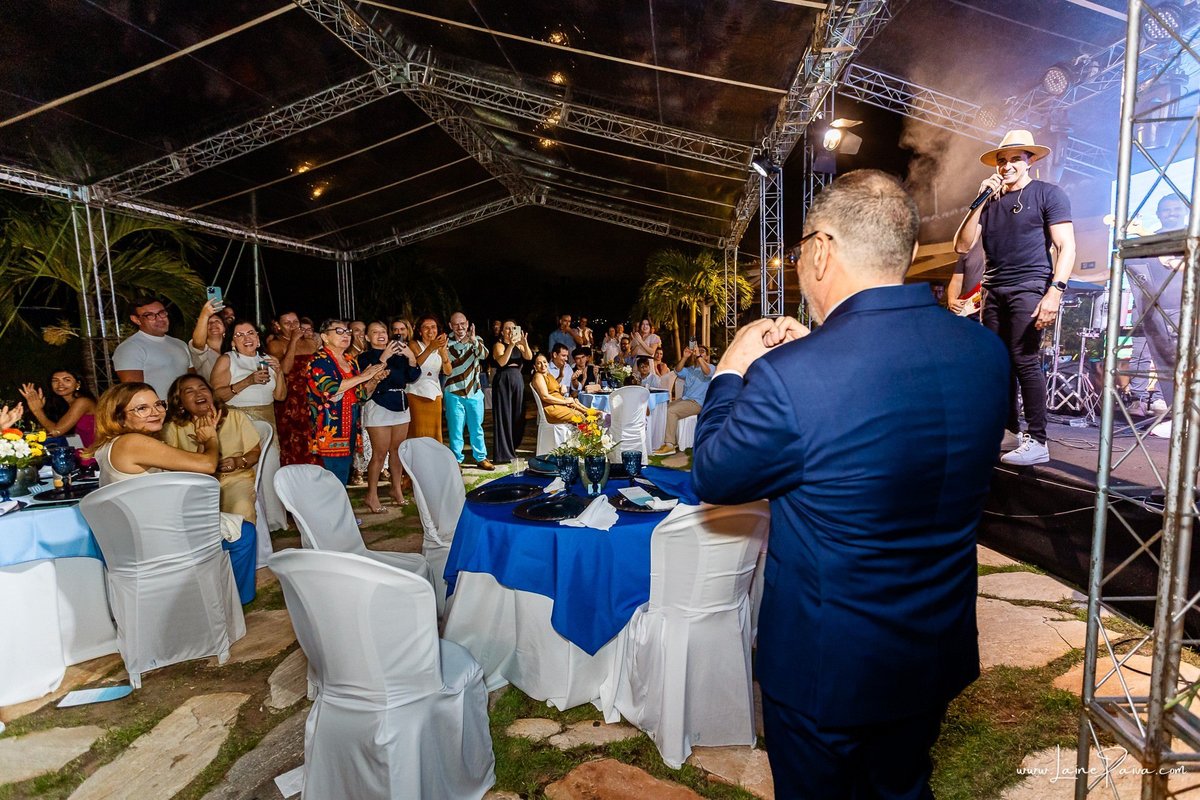 fotografia de Aniversario adulto, festa de 60 anos de Marcelo no Iate Clube em Natal, no fim de tarde com por do sol e a banda de Thiago Novaes, homenagem e muito carinho de familiares e amigos. 