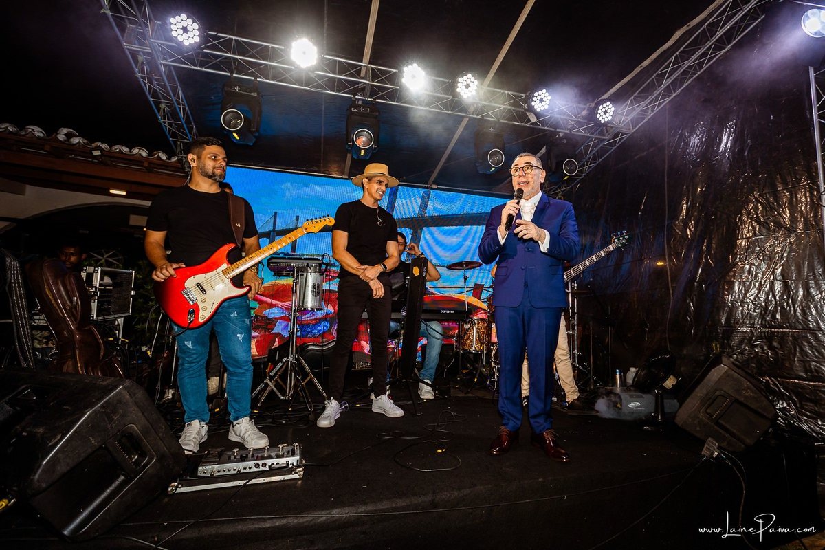 fotografia de Aniversario adulto, festa de 60 anos de Marcelo no Iate Clube em Natal, no fim de tarde com por do sol e a banda de Thiago Novaes, homenagem e muito carinho de familiares e amigos. 