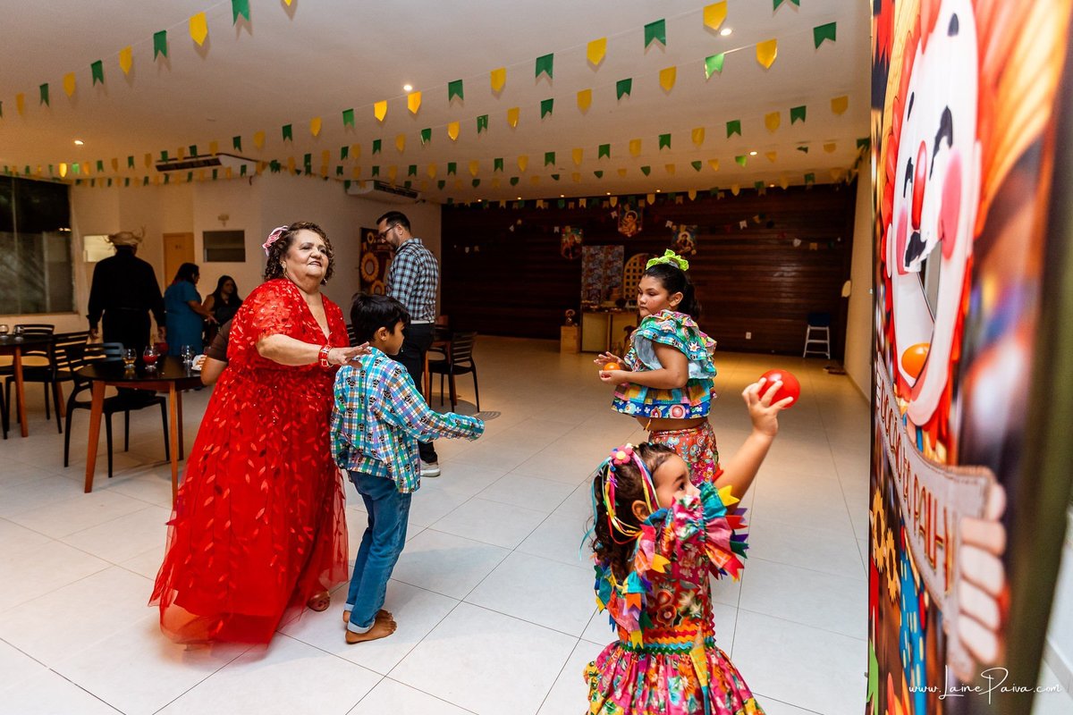 fotografia de Aniversario adulto, festa de 70 anos de Marcelo no condominio Buena Vista em Parnamirim, com tema de festa junina, São João com trio de sanfoneiro, homenagem e muito carinho de familiares e amigos. 