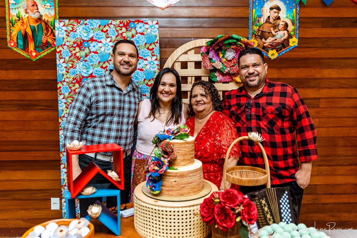 fotografia de Aniversario adulto, festa de 70 anos de Marcelo no condominio Buena Vista em Parnamirim, com tema de festa junina, São João com trio de sanfoneiro, homenagem e muito carinho de familiares e amigos. 