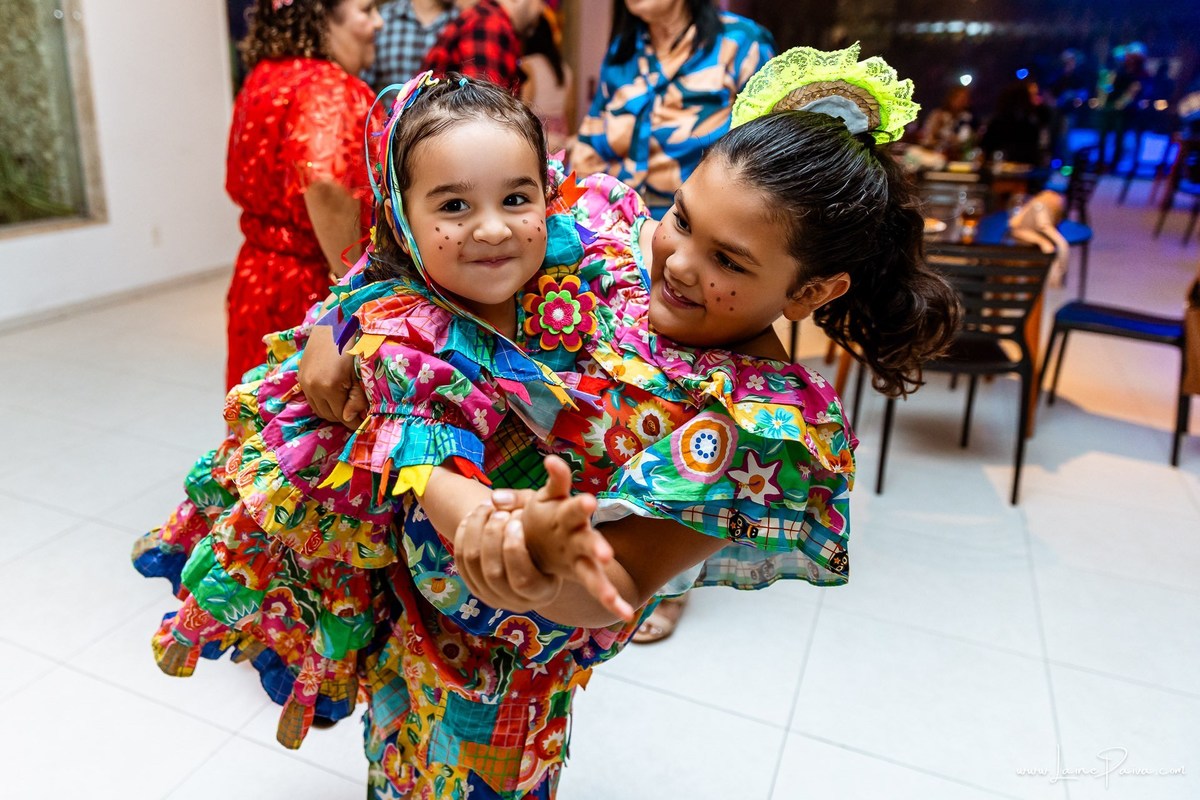 fotografia de Aniversario adulto, festa de 70 anos de Marcelo no condominio Buena Vista em Parnamirim, com tema de festa junina, São João com trio de sanfoneiro, homenagem e muito carinho de familiares e amigos. 