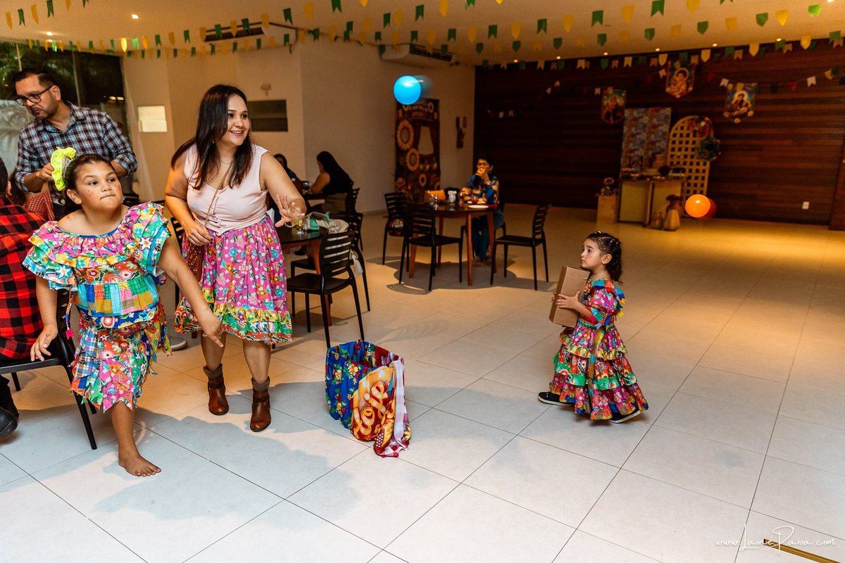 fotografia de Aniversario adulto, festa de 70 anos de Marcelo no condominio Buena Vista em Parnamirim, com tema de festa junina, São João com trio de sanfoneiro, homenagem e muito carinho de familiares e amigos. 