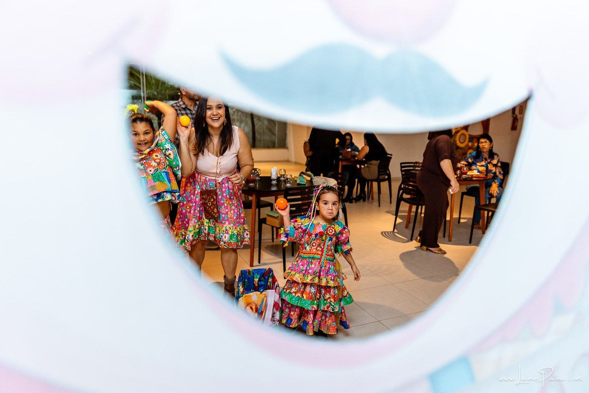 fotografia de Aniversario adulto, festa de 70 anos de Marcelo no condominio Buena Vista em Parnamirim, com tema de festa junina, São João com trio de sanfoneiro, homenagem e muito carinho de familiares e amigos. 