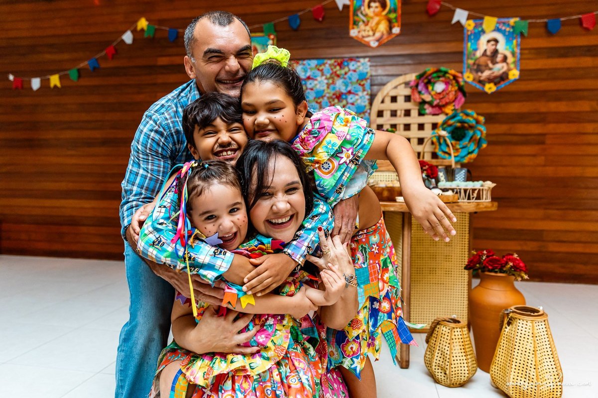 fotografia de Aniversario adulto, festa de 70 anos de Marcelo no condominio Buena Vista em Parnamirim, com tema de festa junina, São João com trio de sanfoneiro, homenagem e muito carinho de familiares e amigos. 