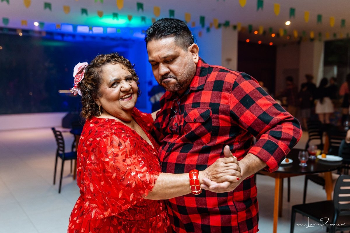 fotografia de Aniversario adulto, festa de 70 anos de Marcelo no condominio Buena Vista em Parnamirim, com tema de festa junina, São João com trio de sanfoneiro, homenagem e muito carinho de familiares e amigos. 