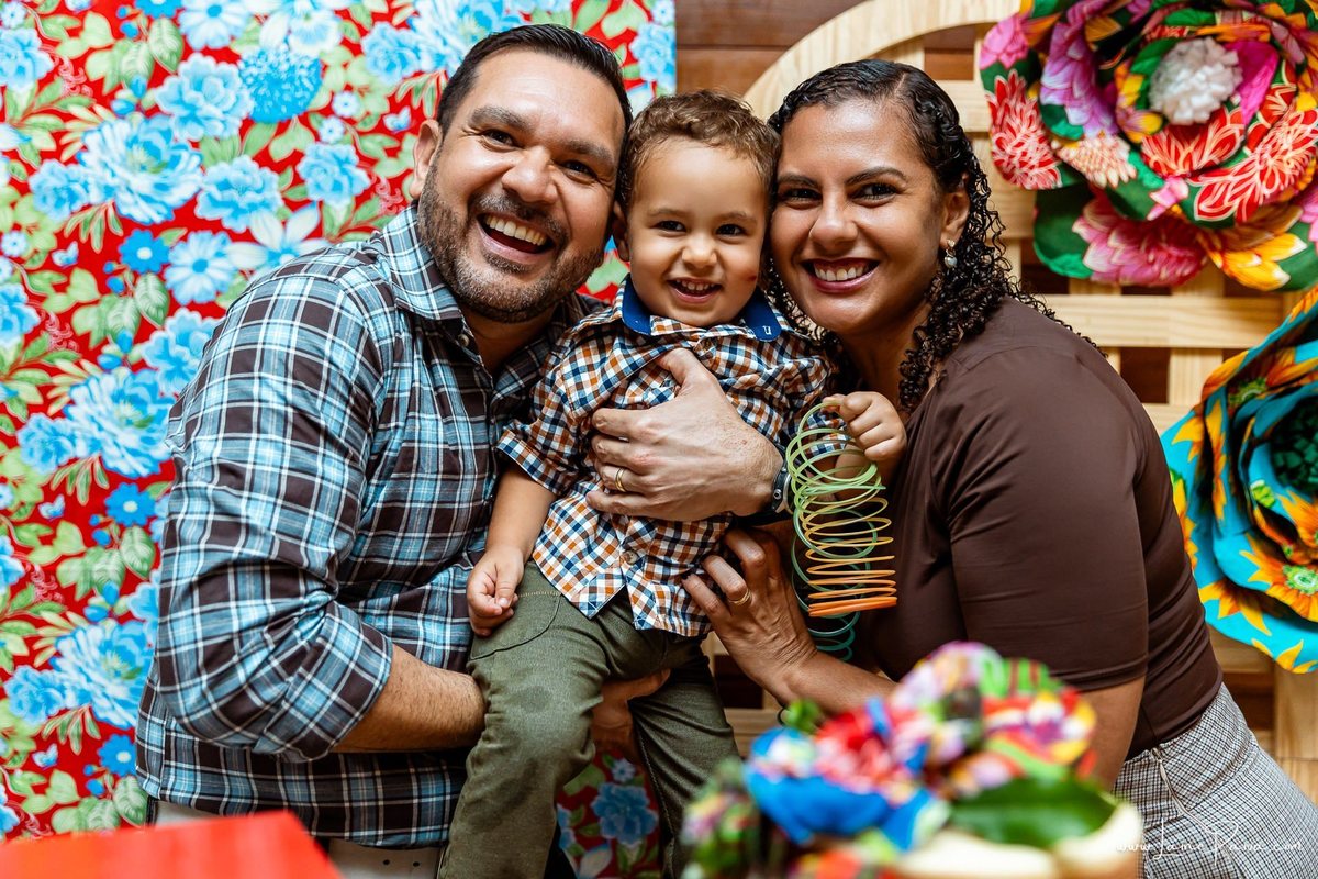 fotografia de Aniversario adulto, festa de 70 anos de Marcelo no condominio Buena Vista em Parnamirim, com tema de festa junina, São João com trio de sanfoneiro, homenagem e muito carinho de familiares e amigos. 