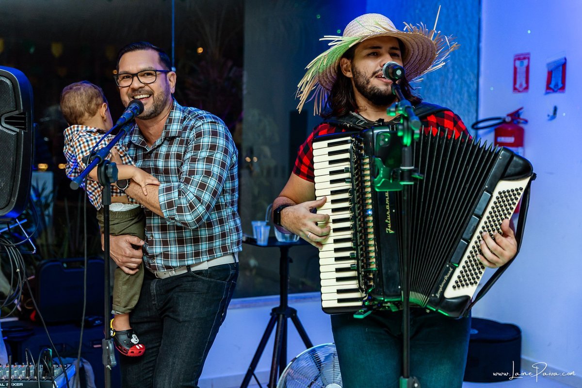 fotografia de Aniversario adulto, festa de 70 anos de Marcelo no condominio Buena Vista em Parnamirim, com tema de festa junina, São João com trio de sanfoneiro, homenagem e muito carinho de familiares e amigos. 