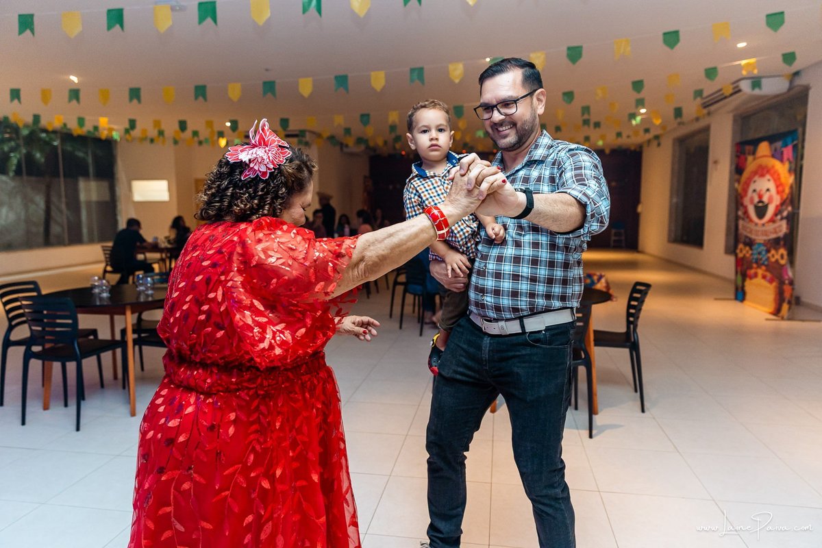 fotografia de Aniversario adulto, festa de 70 anos de Marcelo no condominio Buena Vista em Parnamirim, com tema de festa junina, São João com trio de sanfoneiro, homenagem e muito carinho de familiares e amigos. 