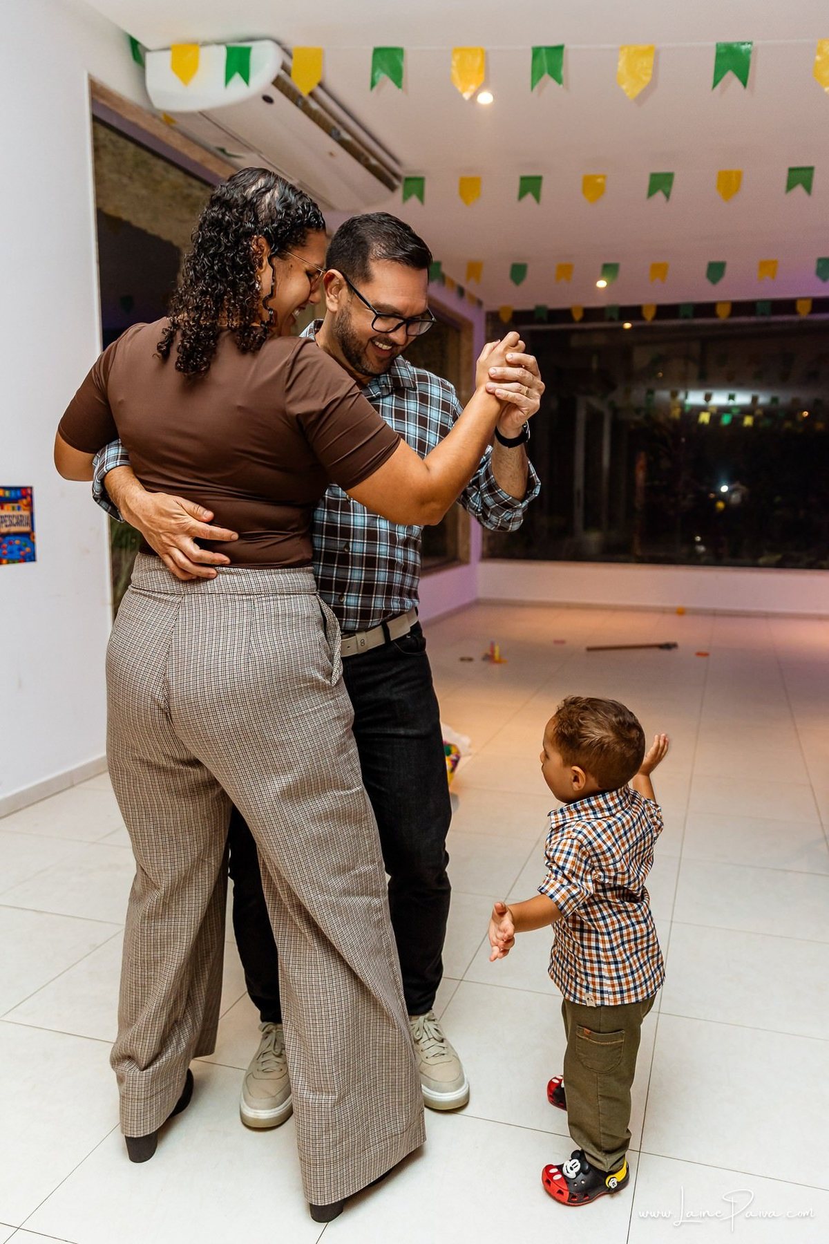 fotografia de Aniversario adulto, festa de 70 anos de Marcelo no condominio Buena Vista em Parnamirim, com tema de festa junina, São João com trio de sanfoneiro, homenagem e muito carinho de familiares e amigos. 