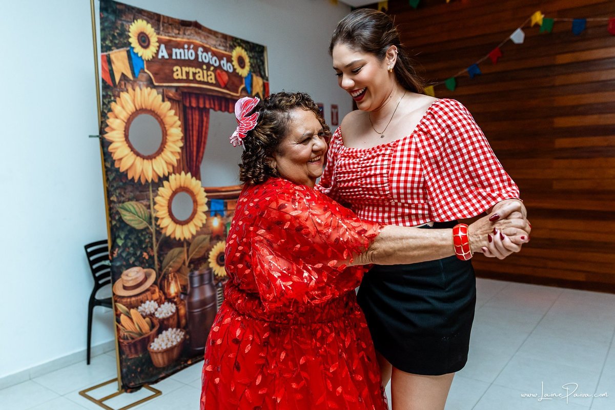 fotografia de Aniversario adulto, festa de 70 anos de Marcelo no condominio Buena Vista em Parnamirim, com tema de festa junina, São João com trio de sanfoneiro, homenagem e muito carinho de familiares e amigos. 