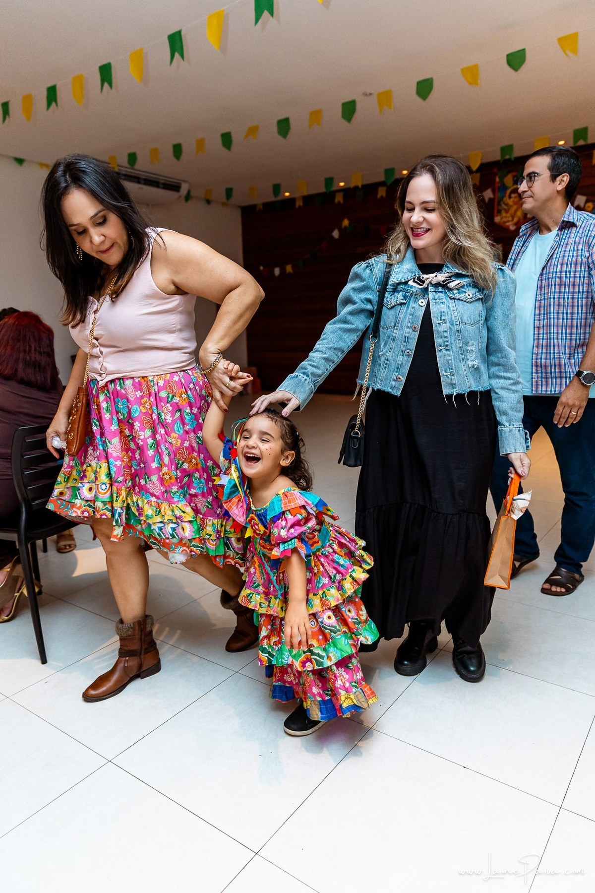 fotografia de Aniversario adulto, festa de 70 anos de Marcelo no condominio Buena Vista em Parnamirim, com tema de festa junina, São João com trio de sanfoneiro, homenagem e muito carinho de familiares e amigos. 