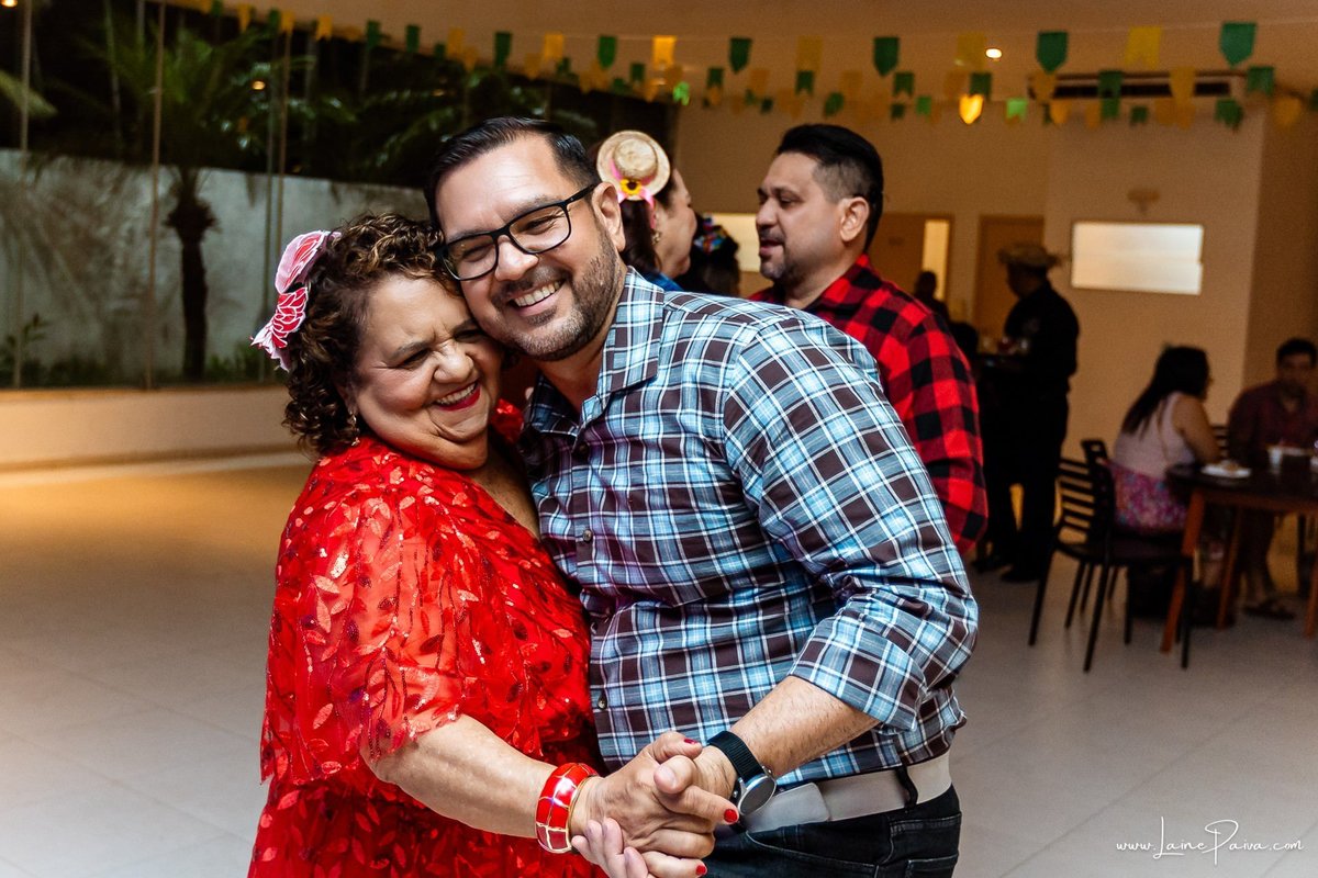 fotografia de Aniversario adulto, festa de 70 anos de Marcelo no condominio Buena Vista em Parnamirim, com tema de festa junina, São João com trio de sanfoneiro, homenagem e muito carinho de familiares e amigos. 