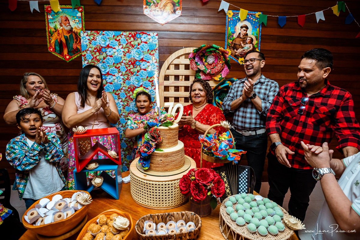 fotografia de Aniversario adulto, festa de 70 anos de Marcelo no condominio Buena Vista em Parnamirim, com tema de festa junina, São João com trio de sanfoneiro, homenagem e muito carinho de familiares e amigos. 