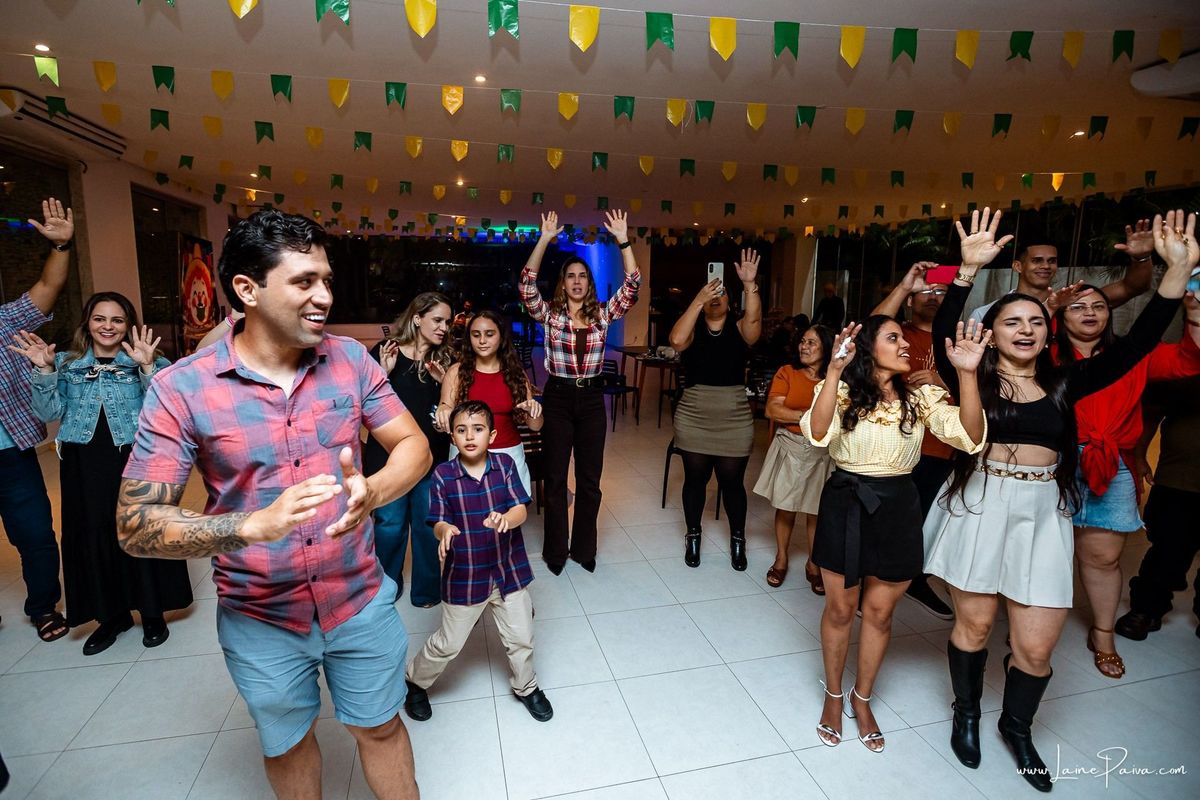 fotografia de Aniversario adulto, festa de 70 anos de Marcelo no condominio Buena Vista em Parnamirim, com tema de festa junina, São João com trio de sanfoneiro, homenagem e muito carinho de familiares e amigos. 
