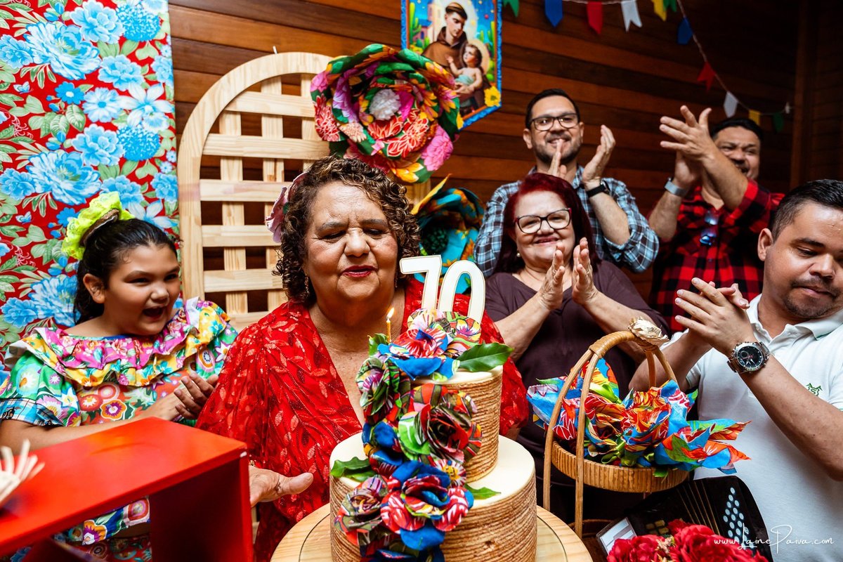 fotografia de Aniversario adulto, festa de 70 anos de Marcelo no condominio Buena Vista em Parnamirim, com tema de festa junina, São João com trio de sanfoneiro, homenagem e muito carinho de familiares e amigos. 