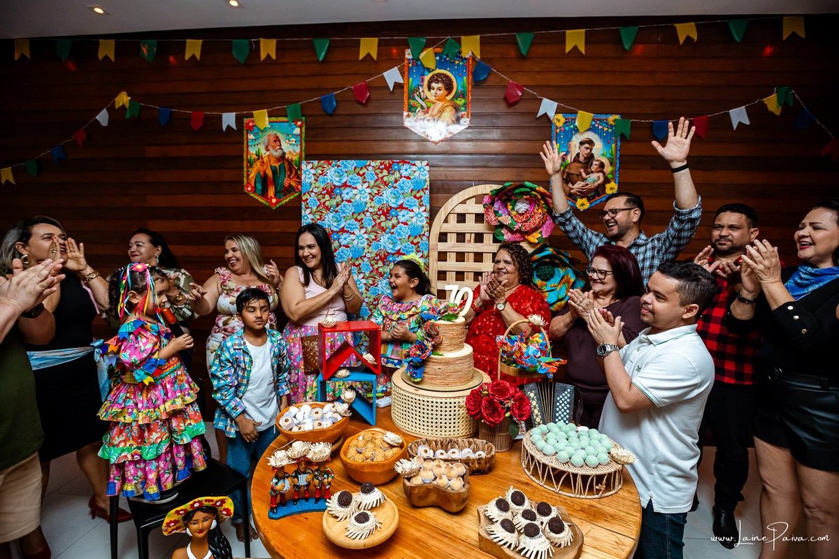 fotografia de Aniversario adulto, festa de 70 anos de Marcelo no condominio Buena Vista em Parnamirim, com tema de festa junina, São João com trio de sanfoneiro, homenagem e muito carinho de familiares e amigos. 