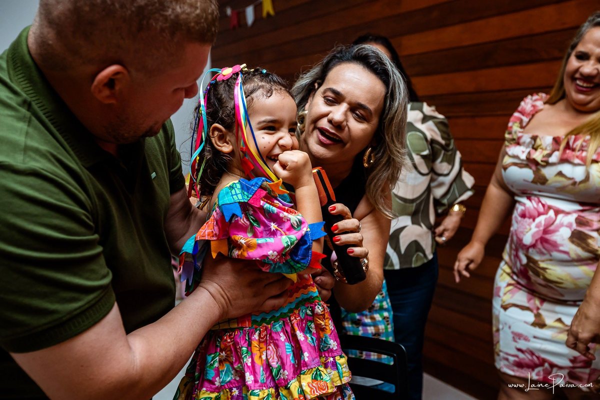 fotografia de Aniversario adulto, festa de 70 anos de Marcelo no condominio Buena Vista em Parnamirim, com tema de festa junina, São João com trio de sanfoneiro, homenagem e muito carinho de familiares e amigos. 