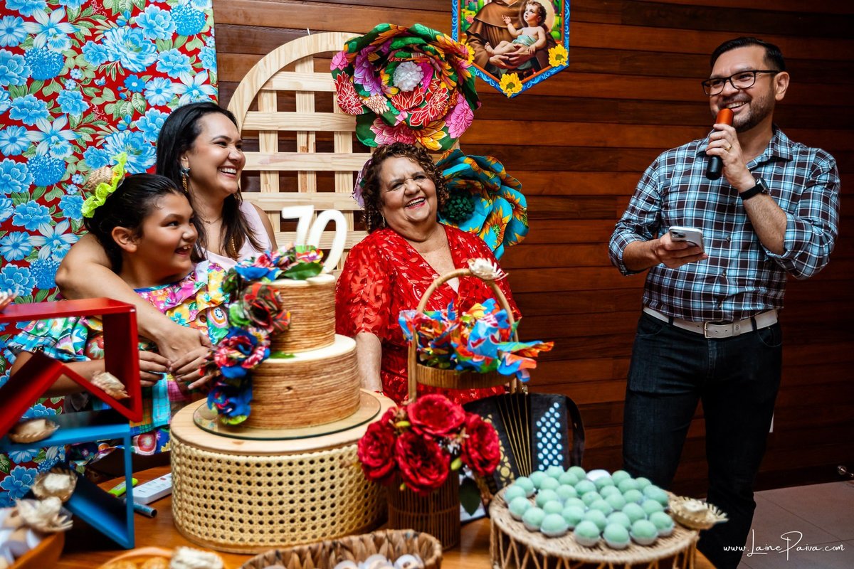 fotografia de Aniversario adulto, festa de 70 anos de Marcelo no condominio Buena Vista em Parnamirim, com tema de festa junina, São João com trio de sanfoneiro, homenagem e muito carinho de familiares e amigos. 