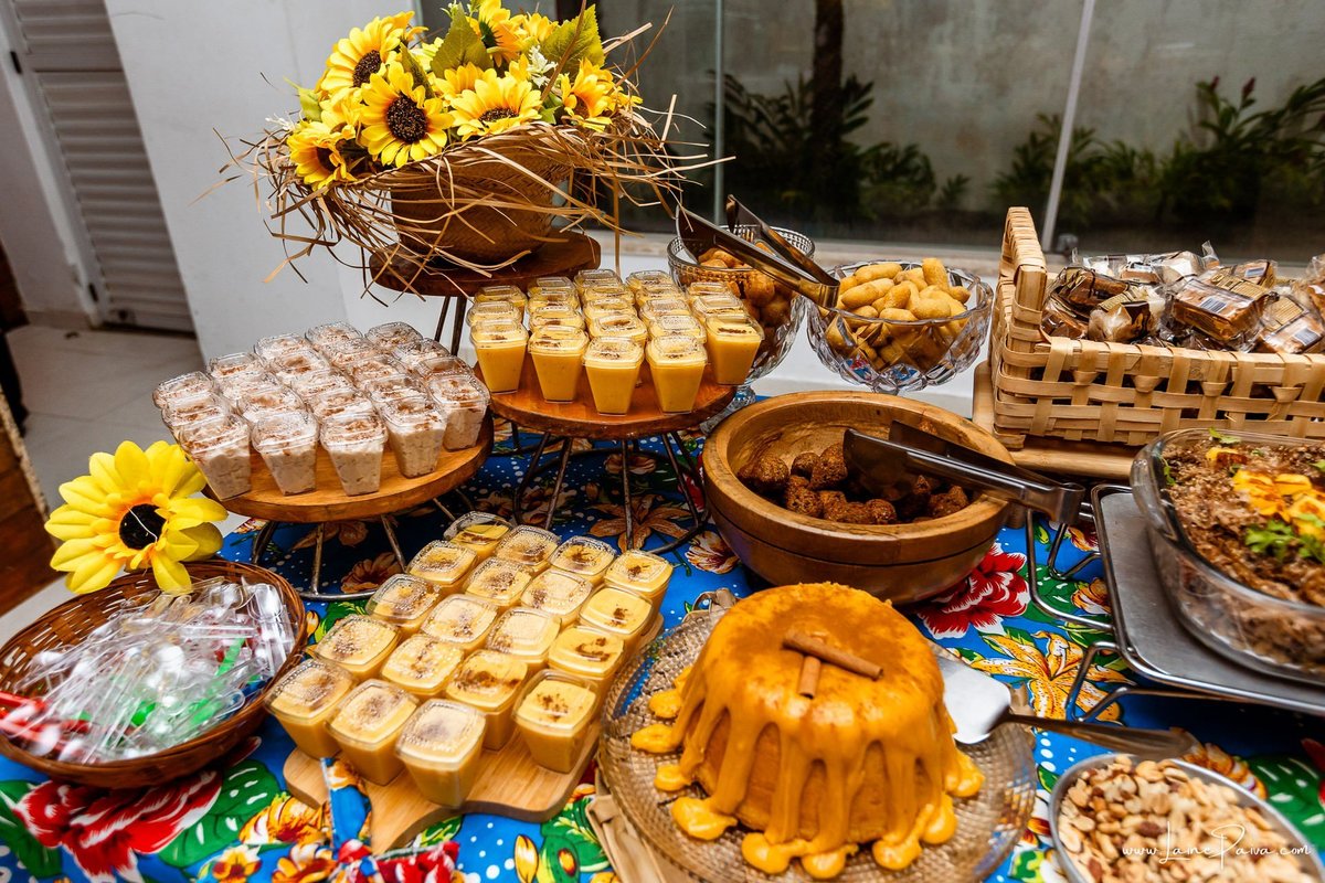 fotografia de Aniversario adulto, festa de 70 anos de Marcelo no condominio Buena Vista em Parnamirim, com tema de festa junina, São João com trio de sanfoneiro, homenagem e muito carinho de familiares e amigos. 