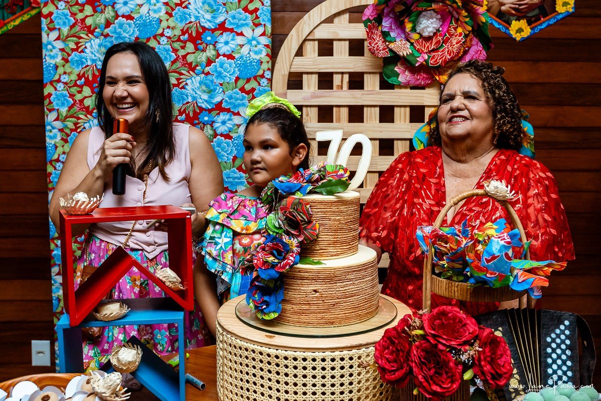 fotografia de Aniversario adulto, festa de 70 anos de Marcelo no condominio Buena Vista em Parnamirim, com tema de festa junina, São João com trio de sanfoneiro, homenagem e muito carinho de familiares e amigos. 