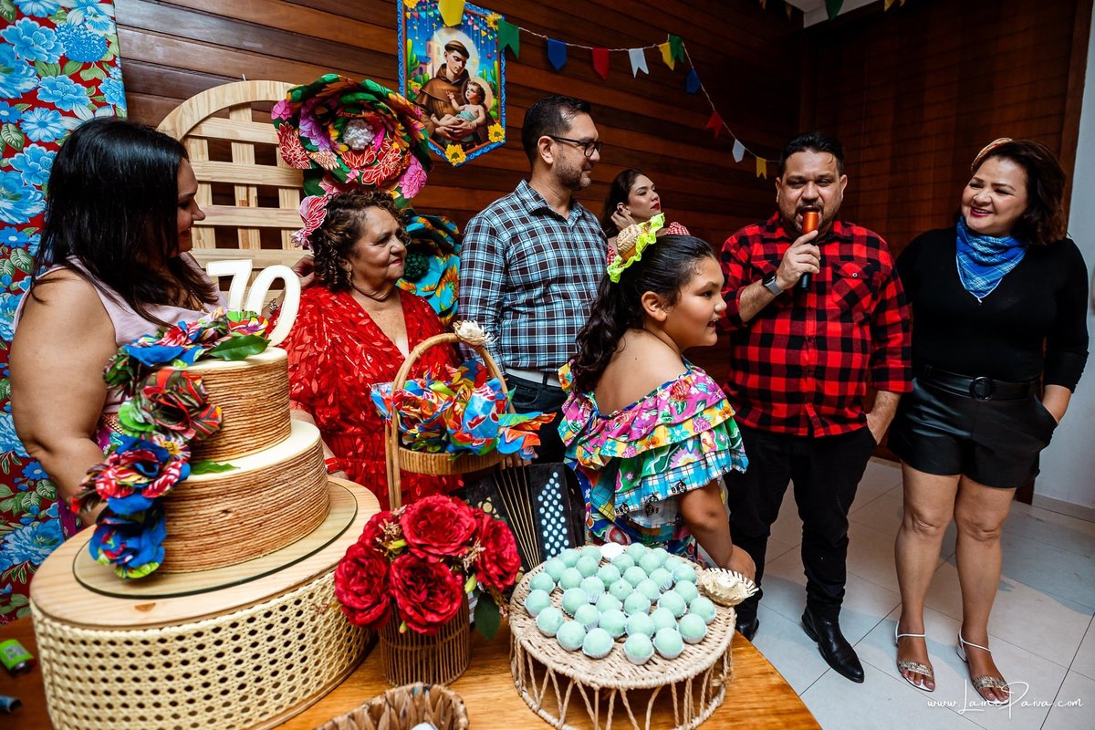 fotografia de Aniversario adulto, festa de 70 anos de Marcelo no condominio Buena Vista em Parnamirim, com tema de festa junina, São João com trio de sanfoneiro, homenagem e muito carinho de familiares e amigos. 